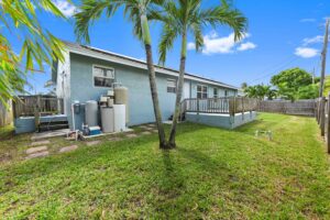 25 Rear 01 - Lake Worth Homes - Lake Worth Homes