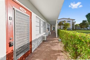 05 entry 01 - Lake Worth Homes - Lake Worth Homes